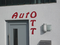 Firmenlogo abgesetzt in Putz
